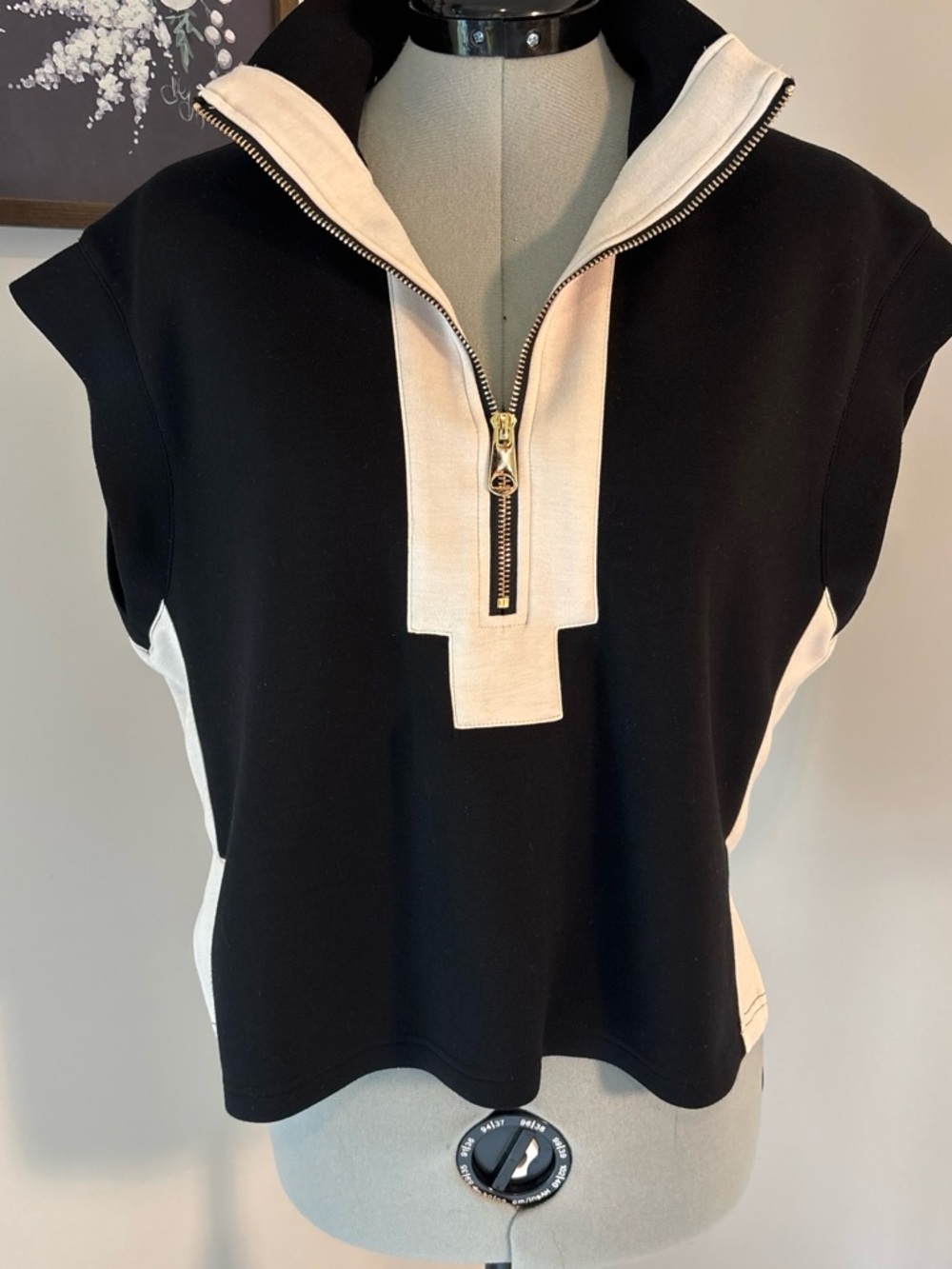 entro Black and Cream Sleeveless Zip-Front Tank with Stand Collar